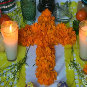 OFRENDA CON EDMUNDO ESCAMILLA Y PAN DE MUERTO CON YURI GORTARI
