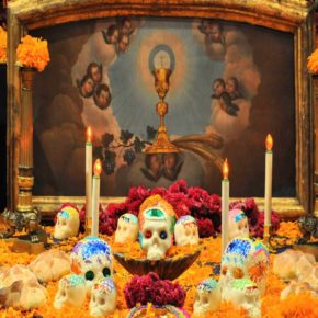 OFRENDA CON EDMUNDO ESCAMILLA Y PAN DE MUERTO CON YURI GORTARI