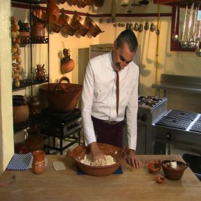 OFRENDA CON EDMUNDO ESCAMILLA Y PAN DE MUERTO CON YURI GORTARI